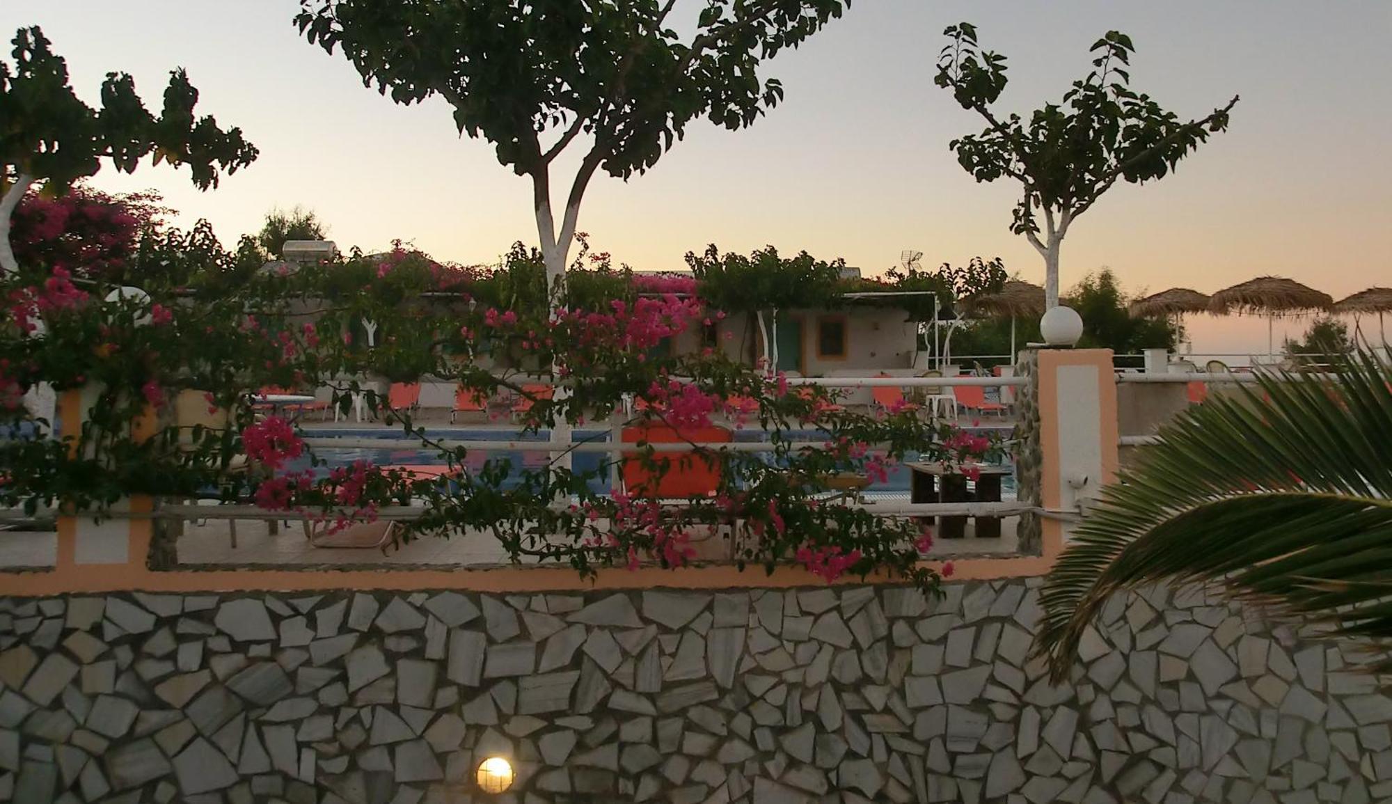Santorini Camping & Hostel ฟิรา ภายนอก รูปภาพ